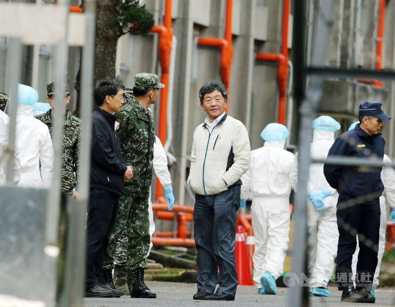 第2批武漢專機載運滯留武漢的台灣人返台,旅客經過嚴格檢疫程序,將前往檢疫所進行隔離。前衛福部長陳時中(中)在檢疫所歡迎返台國人。(中央社檔案照片)