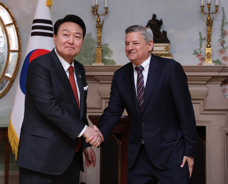 韓國總統尹錫悅（左）於美國時間24日會見Netflix共同執行長薩蘭多斯（右），Netflix也藉此宣布將向韓國內容產業投資約新台幣766億元。（韓聯社）