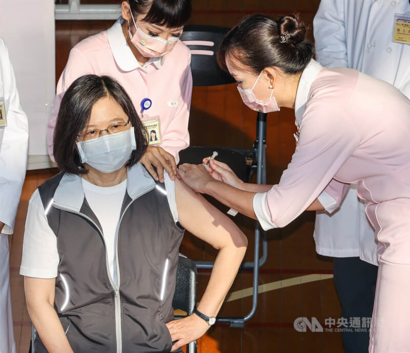 總統蔡英文(前左)於台大醫學院體育館,完成接種高端疫苗。(中央社檔案照片)