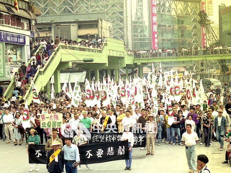 四二六反核遊行隊伍行經西門圓環時，天橋上也站滿民眾。（中央社檔案照片）