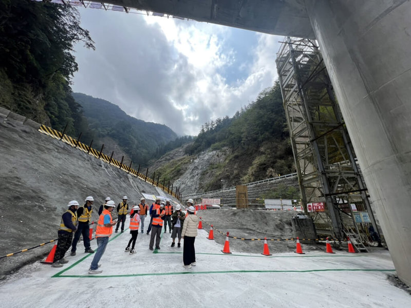 南橫公路111年5月1日全線復通，但仍有部分工程在進行；其中紀念已逝段長陳武雄的武雄橋，預計7月完工。（公路總局甲仙工務段提供）中央社記者蔡孟妤傳真  112年4月26日