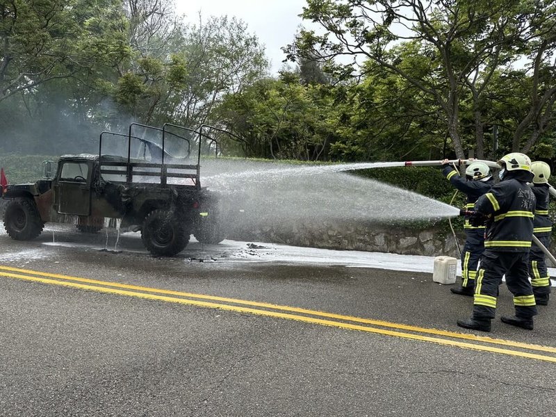 一輛執行完未爆彈銷毀任務的金防部軍用悍馬車26日在回營區途中，後車斗不明原因起火，消防局出動6車13人於10分鐘內撲滅，幸無人傷。金防部表示，已成立專案小組調查原因。（金門縣消防局提供）中央社記者洪學廣傳真 112年4月26日