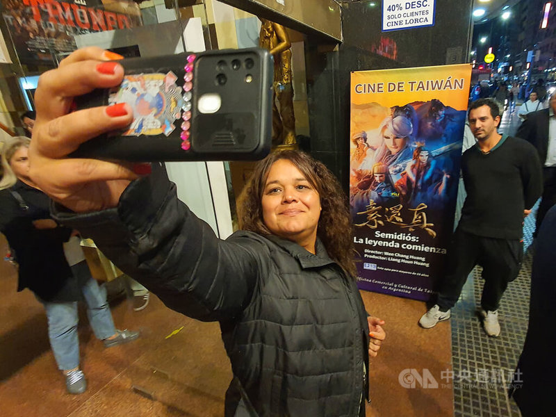 台灣電影「素還真」於第24屆阿根廷布宜諾斯艾利斯國際獨立影展受邀上映，電影散場後，民眾興奮地與素還真電影看板合照。中央社記者黃韻如布宜諾斯艾利斯攝 112年4月26日