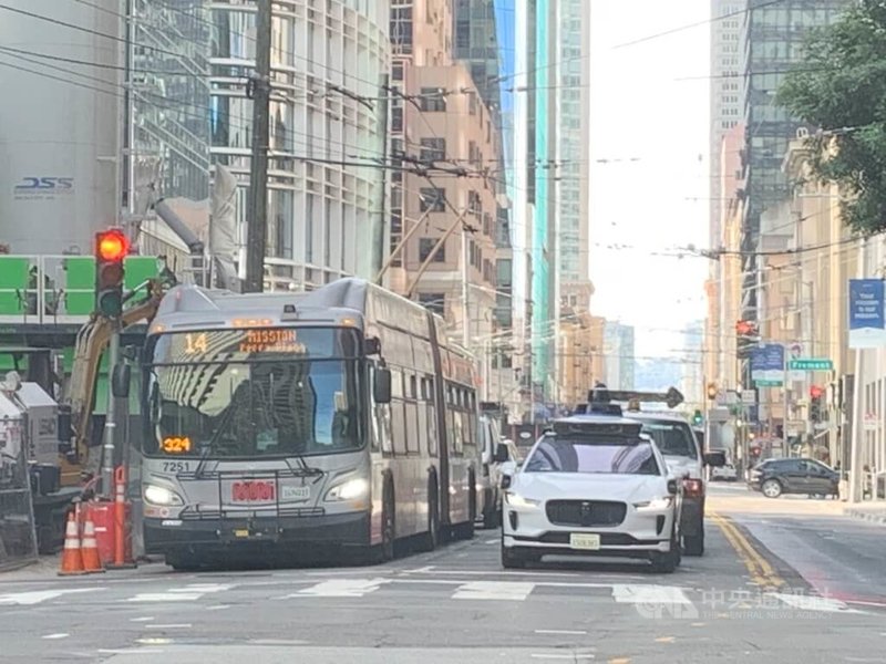 加州灣區大眾交通運輸，受疫情遠距工作和治安因素，造成乘客大幅減少，運輸公司瀕臨財政懸崖向加州政府請求金援維持服務，是否能順利度過難關還是未知數。中央社記者張欣瑜舊金山攝  112年4月26日