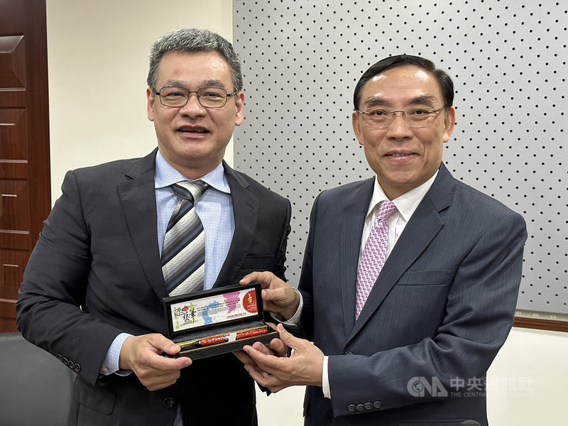 法務部司法官學院犯罪防治研究中心26日指出,與台師大中國信託成癮防制暨政策研究中心合作,針對毒品施用行為多元處遇及再犯率等以大數據資料進行研究,「治療優先的毒品防治政策是有用的」。圖為法務部長蔡清祥(右)茶敘時頒發紀念品給台師大中國信託成癮防制暨政策研究中心特聘教授李思賢(左)。中央社記者劉世怡攝 112年4月26日