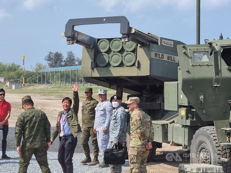 菲美肩並肩聯合軍演26日出動海馬士火箭系統、F-35B戰鬥機等武器，首度擊沉一艘面向南海的目標艦艇，菲律賓總統小馬可仕（右5）更出席檢閱菲美聯合訓練成果。中央社記者陳妍君三描禮士省攝  112年4月26日