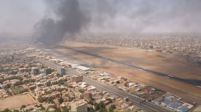 蘇丹首都喀土穆15日上空冒出陣陣黑煙。（IG@lostshmi via 路透社）
