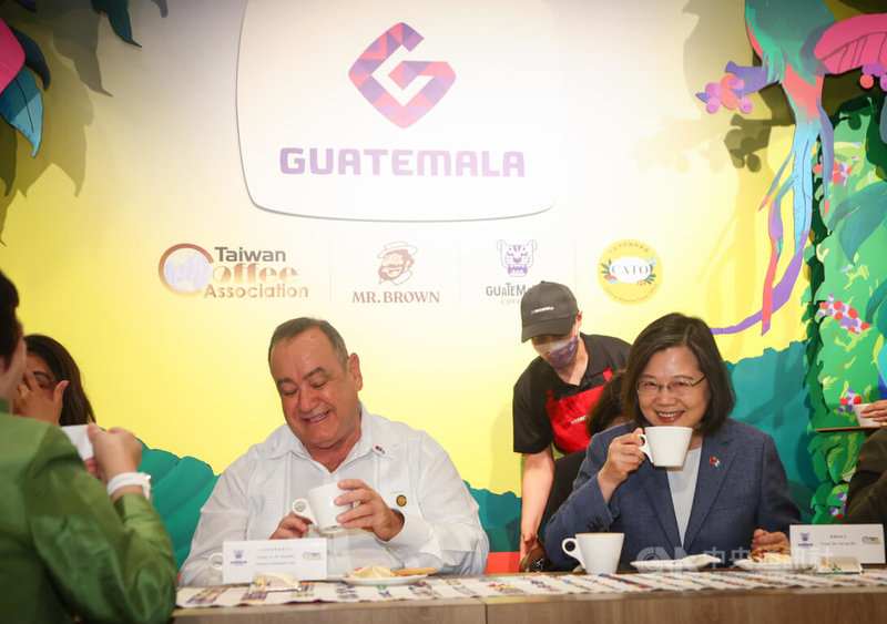 總統蔡英文（右）與友邦瓜地馬拉共和國總統賈麥岱（Alejandro Eduardo Giammattei Falla）（左）26日在伯朗咖啡館科大店出席「2023瓜地馬拉咖啡文化月開幕活動」，品嚐瓜地馬拉生產咖啡豆沖泡而成的咖啡。中央社記者王騰毅攝  112年4月26日