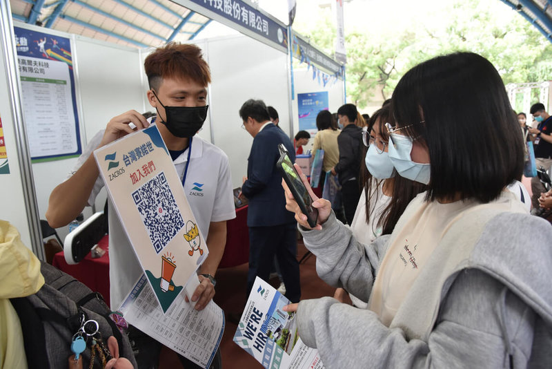 國立屏東大學26日舉辦校園徵才博覽會，有教育、金融、製造、資通訊、住宿餐飲等產業，包括台積電、日月光、國巨及仁寶電腦等知名企業共78家廠商聯合徵才，提供3800個以上的職缺。（屏東大學提供）中央社記者李卉婷傳真  112年4月26日