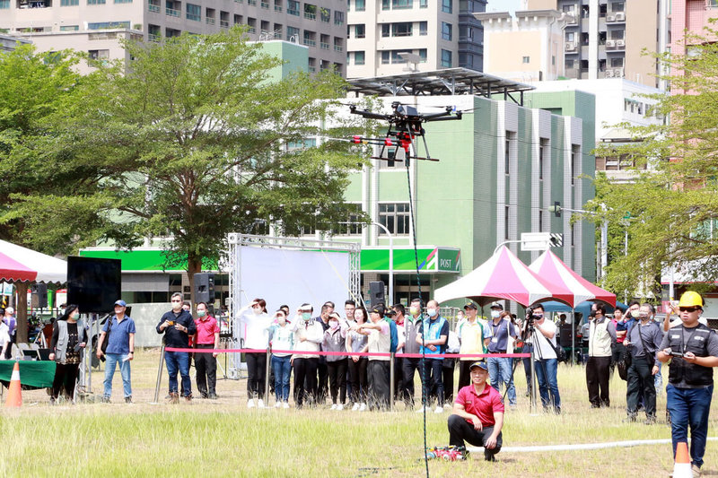 台南市消防局26日在安平區發表無人機消防救災研發改良應用成果展，展示無人機等科技設備，見證府城邁向科技救災嶄新一頁。（台南市政府提供）中央社記者張榮祥傳真 112年4月26日