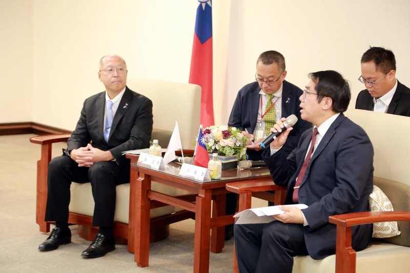 日本台灣交流協會高雄事務所長奧正史（前左）26日拜會台南市長黃偉哲（前右），雙方暢談交流願景。（台南市政府提供）中央社記者張榮祥台南傳真  112年4月26日