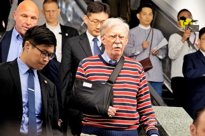 美國前白宮國安顧問波頓（John Bolton）（前左2）26日抵台訪問，他在美國在台協會（AIT）人員及維安人員的引領下快步通關搭車離去，未在桃園國際機場發表談話。中央社記者吳睿騏桃園機場攝  112年4月26日