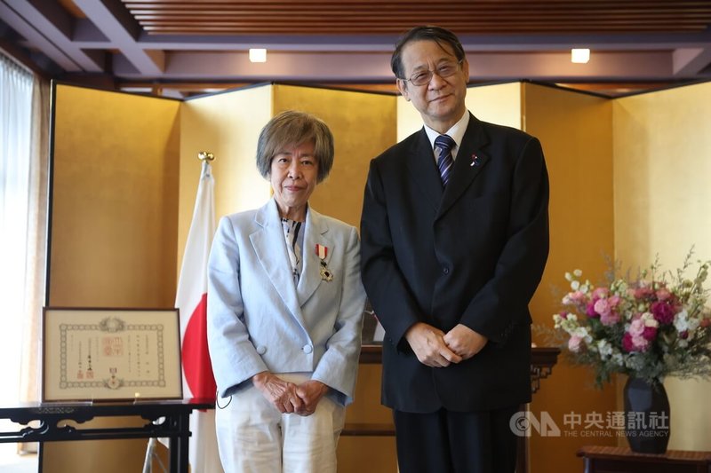 日本駐台代表泉裕泰（右）26日轉贈「旭日双光章」給翻譯家賴明珠（左），表彰她對於在台灣醞釀出的村上春樹作品相關文化現象做出貢獻，並促進台灣人民對日本文化的理解。中央社記者吳家昇攝  112年4月26日