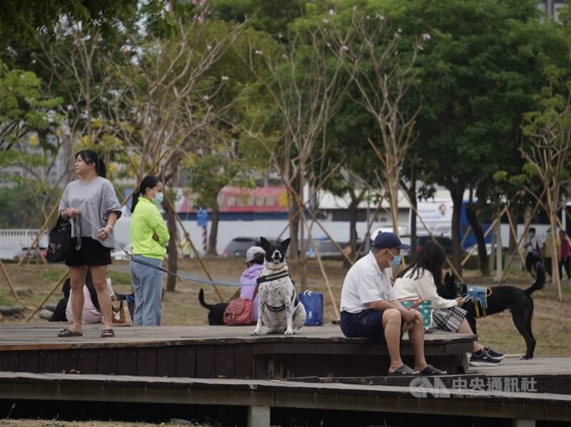 中央氣象局26日表示，北台灣整天較涼，中南部仍可達28至30度，日夜溫差較大，台灣南北溫差亦稍大，外出活動請留意溫度的變化。圖為26日午後民眾到高雄市鳳山區一處公園遛狗活動。中央社記者董俊志攝 112年4月26日