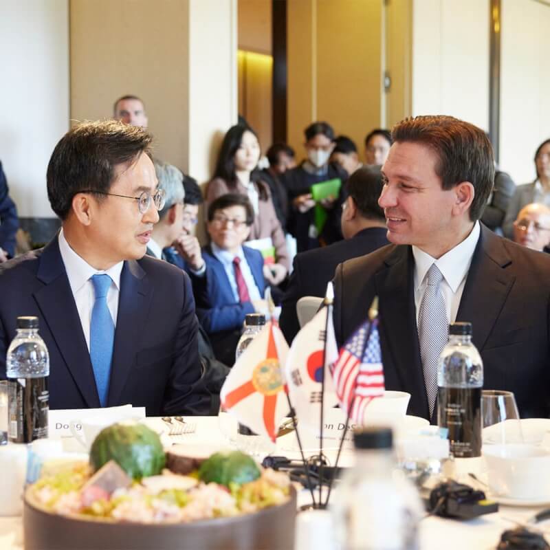 佛羅里達州州長迪尚特26日（右）來到海外訪問行第2站南韓，與京畿道知事金東兗（左）會晤。（圖取自facebook.com/DY.AfterYou）