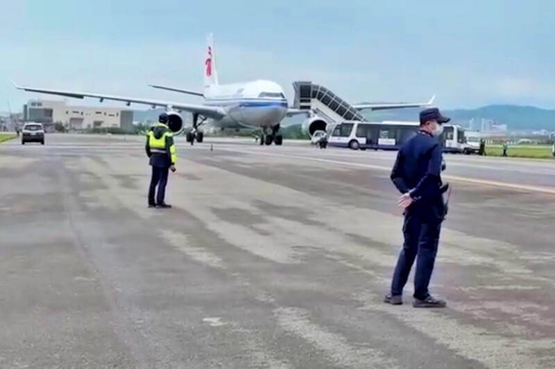 中國國際航空CA185從北京飛抵台北的航班傳有爆裂物，桃機公司26日上午獲報後封閉南跑道。（讀者提供）