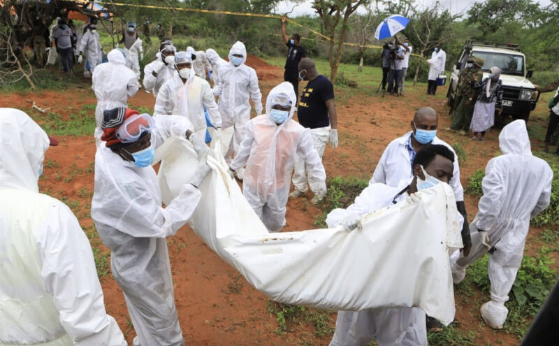 肯亞警方22日在東部海岸的沙卡赫拉森林挖出多具遺體。（路透社）