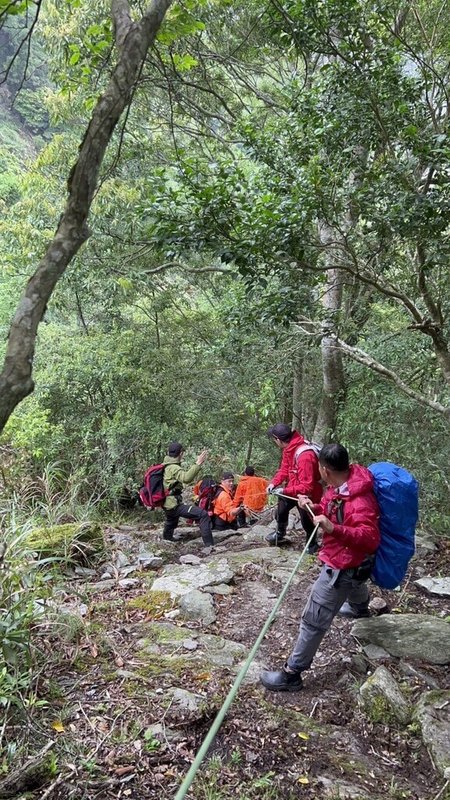 52歲沈姓登山客攀登奇萊東稜路線，25日行經富田山不慎滑落邊坡，經同行隊員協力拉回步道後就地紮營，26日與消防局搜救人員會合，陪同患者步行下山。（花蓮縣消防局提供）中央社記者張祈傳真 112年4月26日