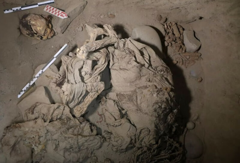 秘魯考古學家24日在首都利馬郊區的地下墓穴中，挖出一具1000多年前的木乃伊，生前疑為一名青少年。（路透社）