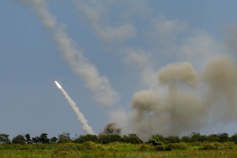 美菲聯合軍演實彈發射海馬士高機動性多管火箭。（路透社）