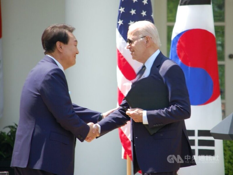 美國總統拜登（右）美東時間26日與到訪的南韓總統尹錫悅（左）舉行雙邊會談。中央社記者江今葉華盛頓攝 112年4月27日