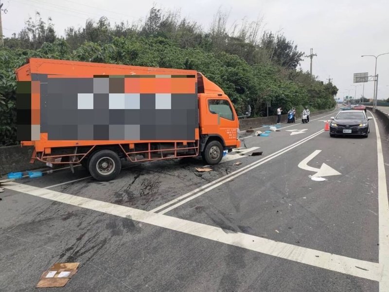 苗栗縣竹南鎮台61線快速道路26日下午發生2輛大貨車碰撞意外，現場大量散落物、油漬外洩；4名機車騎士27日清晨行經時，因地面殘留油漬滑倒摔車，所幸都僅遭受皮外傷，無大礙。（警方提供）中央社記者管瑞平傳真  112年4月27日