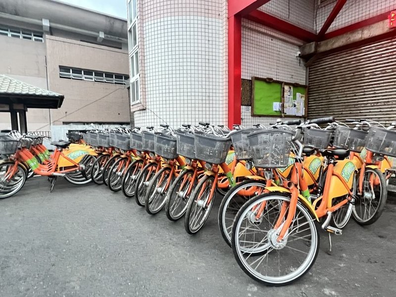 YouBike1.0系統在台北市功成身退停止營運，時任市長柯文哲將退場堪用自行車捐贈原鄉，花蓮縣豐濱鄉獲贈100輛。（豐濱鄉公所提供）中央社記者李先鳳傳真  112年4月27日