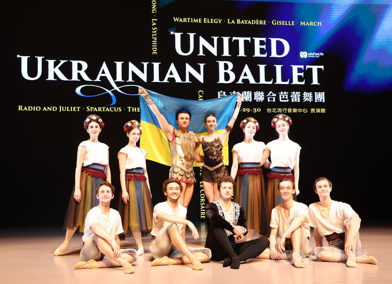 烏克蘭聯合芭蕾舞團抵台演出，舞者歐雷克斯．克尼斯克夫（Oleksii Kniazkov）（後左3）27日受訪表示，希望能藉由表演代表烏克蘭的國家級文化，讓全世界看見烏克蘭的存在。中央社記者張新偉攝 112年4月27日