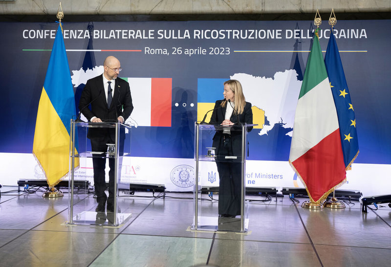 烏克蘭重建雙邊會議26日起在羅馬舉行。義大利總理梅洛尼（右）與烏克蘭總理什米加爾討論烏克蘭重建事宜。（義大利總理府提供）中央社記者陳攸瑋羅馬傳真  112年4月27日