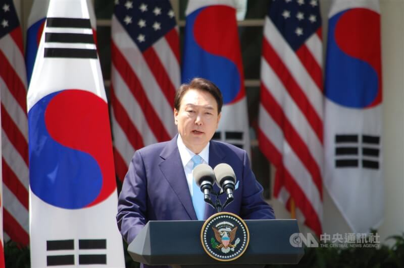 南韓總統尹錫悅表示，美韓將成立核磋商小組（NCG），制定具體計畫以運作新的擴展嚇阻系統，美韓將分享關於因應北韓挑釁的核武器與戰略武器運作計劃資訊。中央社記者江今葉華盛頓攝 112年4月27日