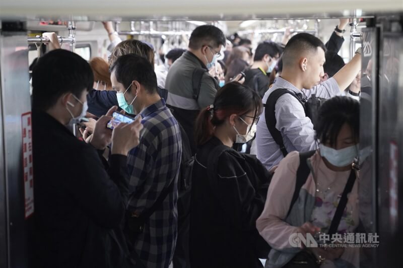 圖為民眾搭乘台北捷運淡水線，大多戴上口罩防疫。（中央社檔案照片）