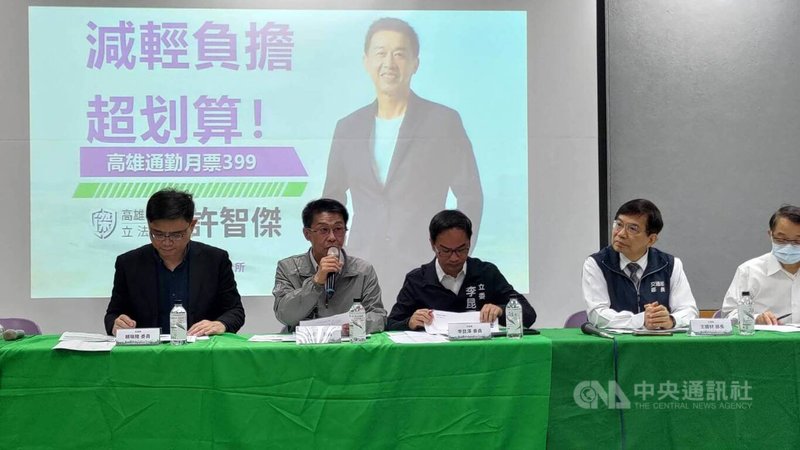 立法院交通委員會召委許智傑（左2）、民進黨立委賴瑞隆（左1）、李昆澤（中）與交通部長王國材（右2）等人27日到高雄考察交通及觀光建設。中央社記者蔡孟妤攝  112年4月27日