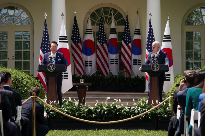 美國總統拜登（右）與南韓總統尹錫悅（左）26日於白宮玫瑰花園共同召開記者會。（路透社）