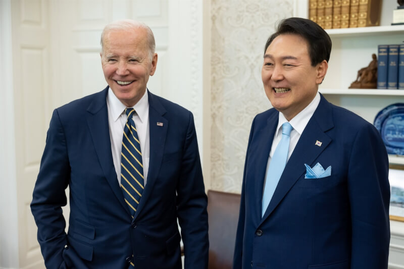 美國總統拜登（左）與南韓總統尹錫悅（右）26日在白宮宣布一項重要協議，意在嚇阻北韓的侵略。（圖取自facebook.com/WhiteHouse）