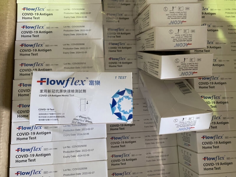 大鑫資訊公司去年6月涉嫌以中國製快篩試劑（圖），混充美國製富樂牌（Flowflex）快篩試劑販售牟利。監察院27日糾正食藥署。（新竹地檢署提供）