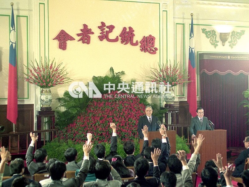 1991年5月1日，總統李登輝宣布動員戡亂時期終止，立法院也於同年5月17日通過廢止《懲治叛亂條例》，並於6月3日廢止《檢肅匪諜條例》，台灣正式邁向民主時代。（中央社檔案照片）