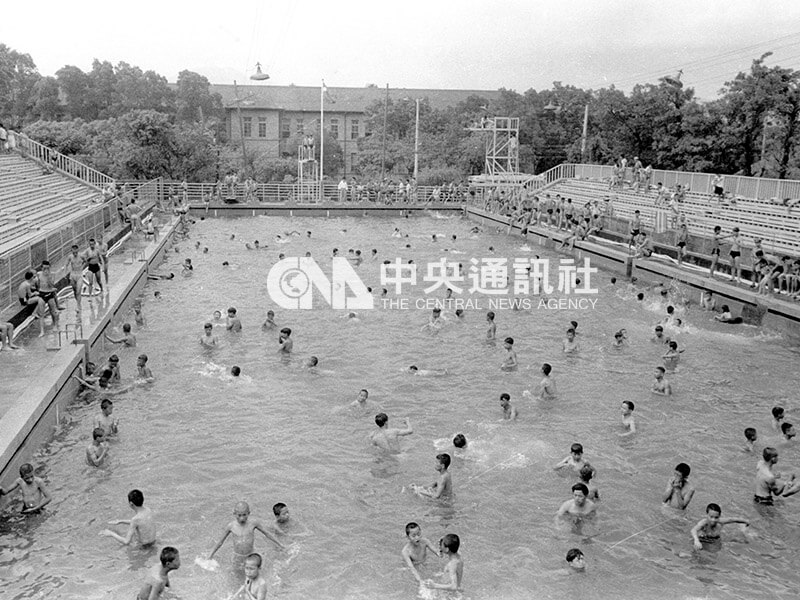 東門游泳池是台灣第一座標準大型游泳池，因為設備完善，又有兒童泳池，是當時台北市夏天最熱門的休閒場所。（中央社檔案照片）