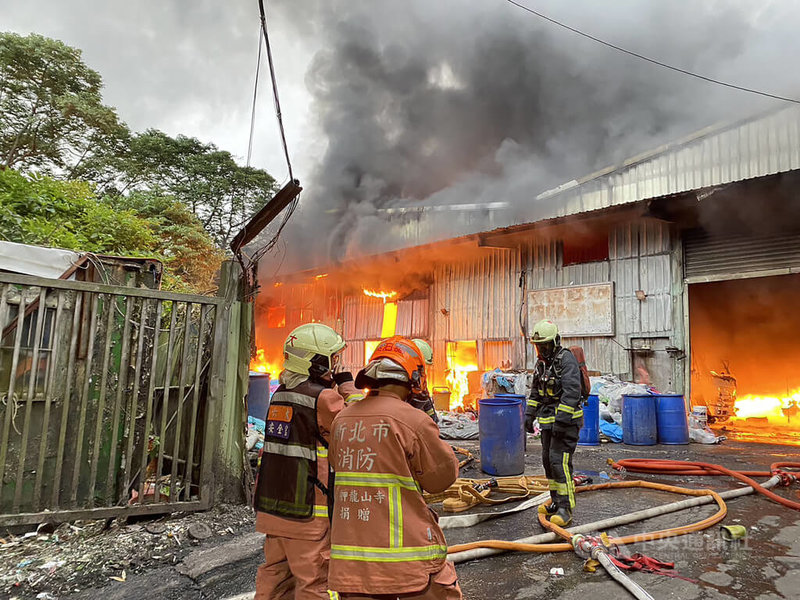 新北市汐止區長江街一處鐵皮廠房28日下午發生火警，火勢猛烈，消防人員緊急灌救。（翻攝照片）中央社記者高華謙傳真  112年4月28日