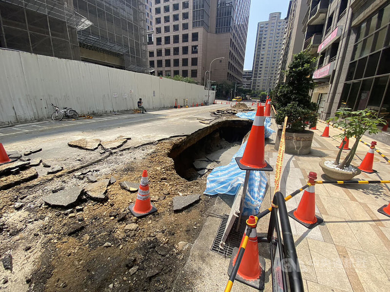 新竹縣竹北市莊敬六街27日上午發生道路坍塌出現「天坑」，造成停放路邊車格內的車輛墜落，這已是某建案周邊道路發生第5次明顯坍塌情形。目前坍塌現場周邊已拉起封鎖線，以防意外。中央社記者魯鋼駿攝 112年4月28日