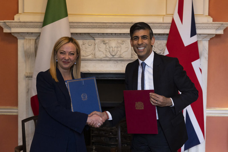 英國首相蘇納克（右）27日與義大利總理梅洛尼（左）會晤，簽署合作備忘錄，其中提到重申台海和平穩定的重要性，反對現狀遭單方面改變。（英國首相府提供）中央社記者陳韻聿倫敦傳真 112年4月28日
