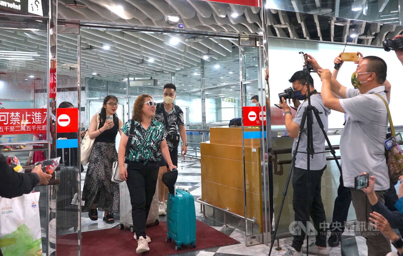 花蓮航空站國際線因疫情暫停多時，28日總算迎來疫情解封後首架國際航班，為越南峴港–花蓮對飛包機，計有75名遊客來訪，展開5天4夜行程。中央社記者張祈攝  112年4月28日