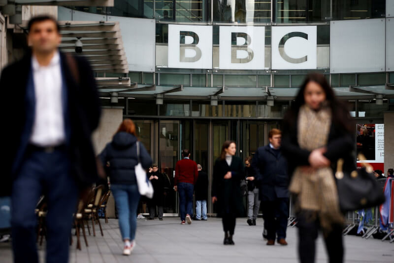 圖為位於倫敦的BBC廣播大樓和其logo。（路透社）