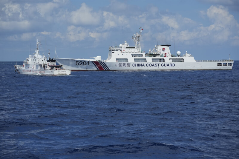 菲律賓海岸防衛隊巡邏艦「馬拉帕茲瓜號」（左）23日駛近南沙群島仁愛暗沙時，中國海警船駛入航道，雙方船艦險相撞。（美聯社）