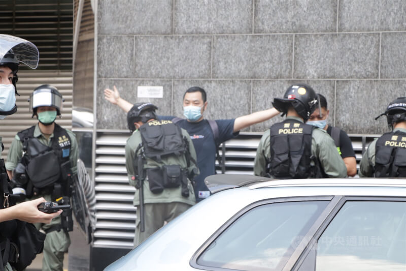 圖為2020年9月香港民眾在九龍佐敦一帶發遊行反對港區國安法，大批防暴警察搜查示威者。（中央社檔案照片）