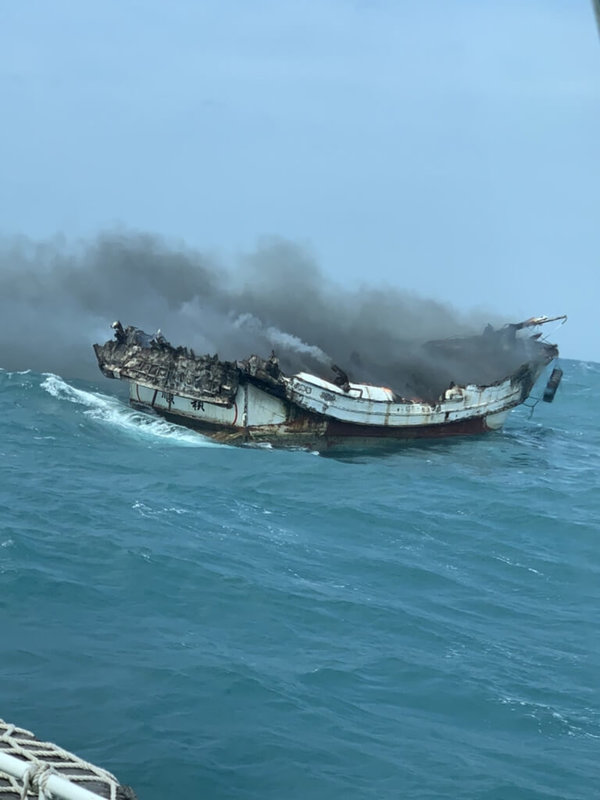 苗栗縣新埔外海27日發生一艘台灣籍漁船火燒船，台中海巡隊獲報出動，將被救起的3人接駁船上，給予熱水、保暖毯，協助送醫。（民眾提供）中央社記者趙麗妍傳真  112年4月28日