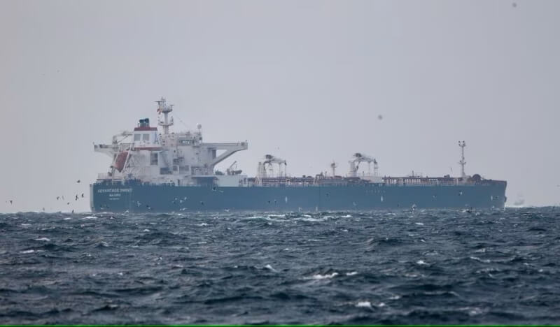 美國海軍表示，伊朗在國際海域扣押一艘懸掛馬紹爾群島共和國國旗的油輪。圖為油輪1月在土耳其周邊海域航行。（路透社）