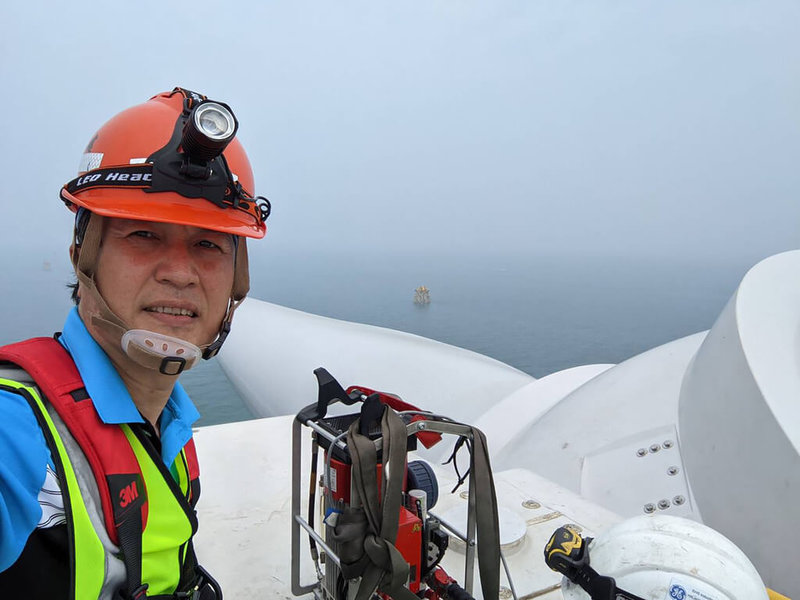 勞動節將至，台電29日分享海上風電施工運維人員甘苦談，蘇明鈺（圖）為台電第一位透過動態補償舷梯登上離岸風機塔架的人員。（台電提供）中央社記者張璦傳真 112年4月29日