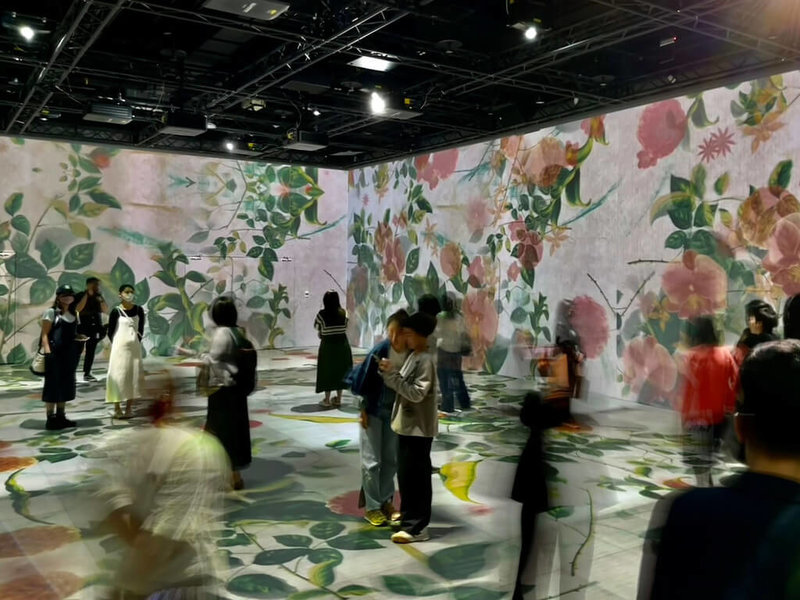 沉浸式展覽「在樹與花之間—花艷．花宴」以繪本「植物情人」出發，將平面繪畫轉為細緻動畫，並透過互動投影讓人有如置身繪本中，29日起在台北101大樓双融域展演。（双融域提供）中央社記者王寶兒傳真  112年4月29日