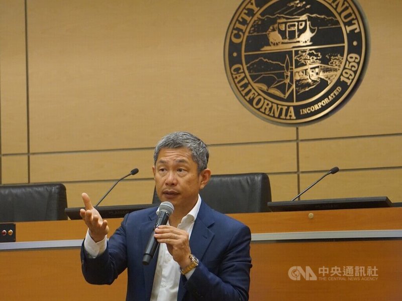 美國加州核桃市台裔市議員秦振國（Eric Ching）27日在市議會與市府主管一起接待慈濟小學學生。中央社記者林宏翰洛杉磯攝  112年4月29日