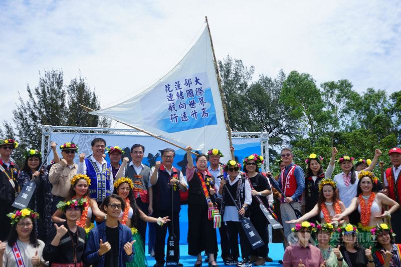 花蓮原住民族部落大學29日舉行開學典禮，原住民族委員會主任委員夷將．拔路兒（Icyang Parod ）（後左6）、花蓮縣長徐榛蔚（後左8）等人出席。中央社記者張祈攝  112年4月29日